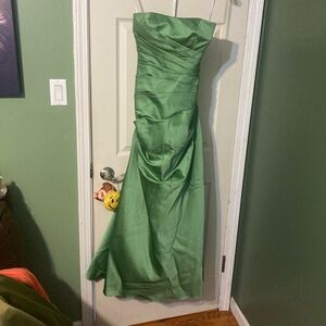 David's Bridal 6 ? Ruched Strapless Satin Formal Gown Maxi clover ? green f13974